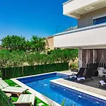 Villa Olea-with Pool, Sea View, Near Split Airport Kaštela